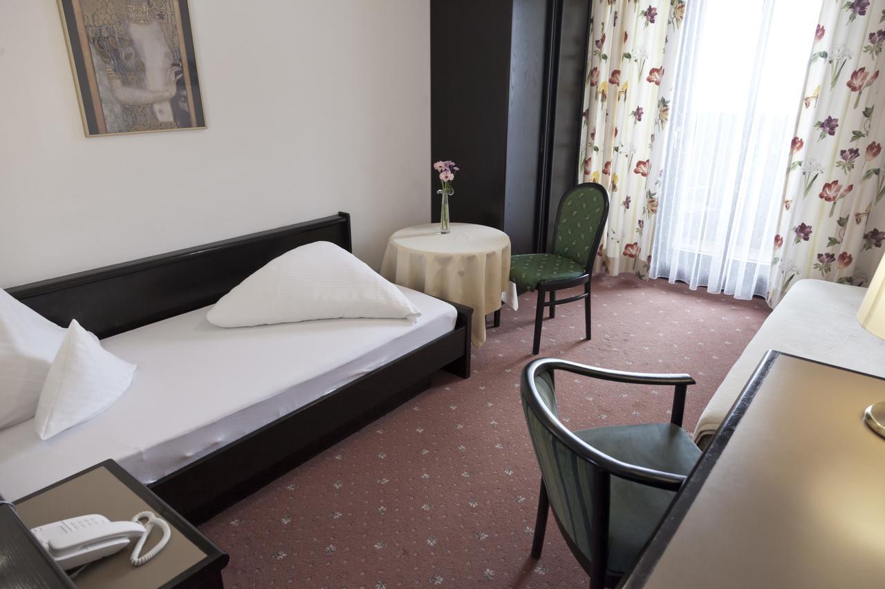 Hotel Neue Burg Наудерс Экстерьер фото